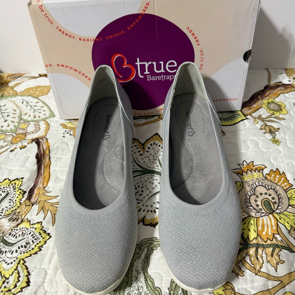 Women's New in box Baretraps Light Grey Slip-On Wedge
